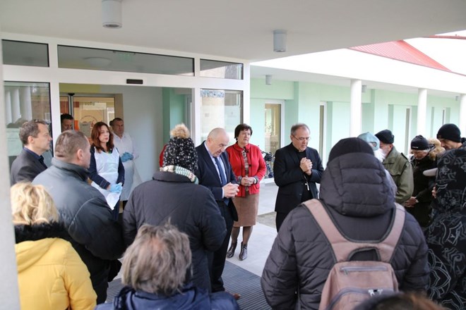 Tradicionalna podjela blagdanskih obroka u Caritasovoj pučkoj kuhinji u Varaždinu